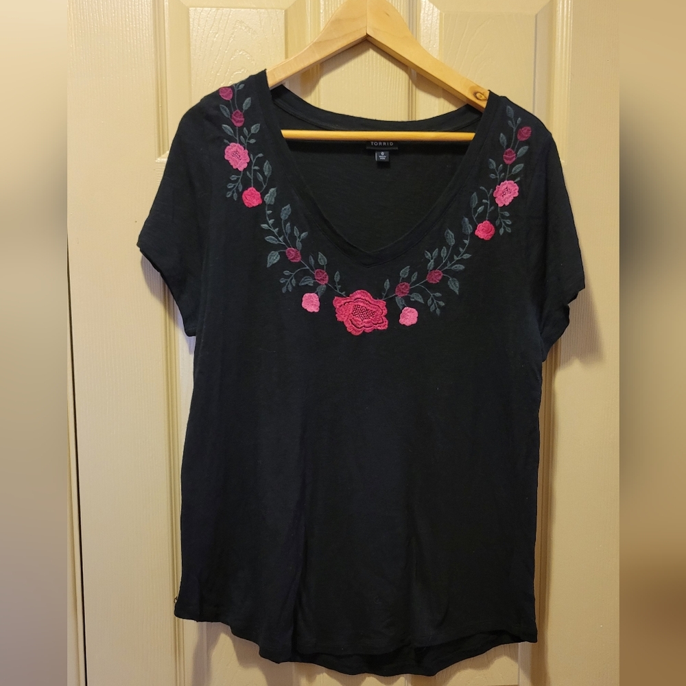 🌻 Torrid Short Sleeve Shirt with Embroidered Pink Roses & Green Leaves Size 0